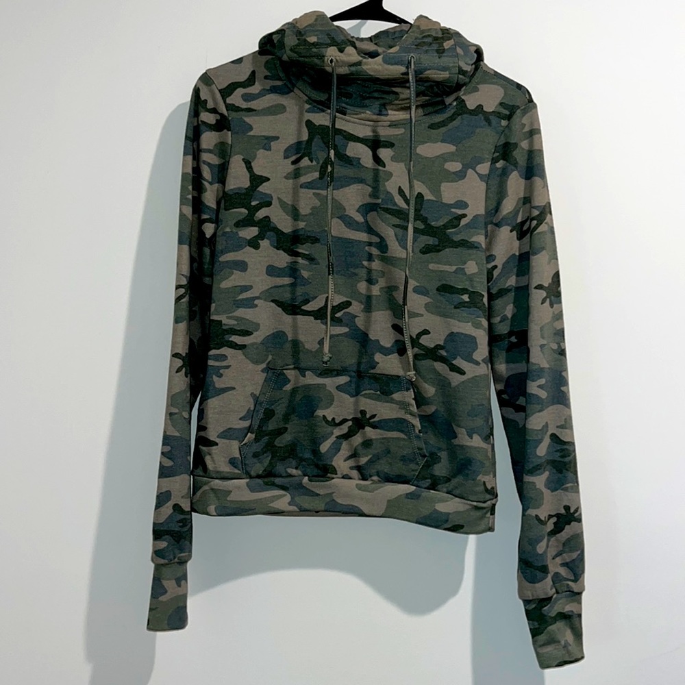 True Craft green camouflage hoodie sweatshirt. Size large.